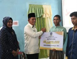 Gubernur Ansar Berikan Bantuan Insentif Untuk RT/RW dan Posyandu di Jemaja Kepulauan Anambas