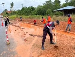 Kapolres Bintan Kerahkan Personil Bersihkan Genangan Lumpur