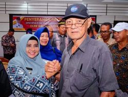 Menjelang Imlek, Rahma Bagikan Ketua RT dan RW Paket Sembako