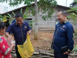 Legislator Bobby Jayanto Bagikan 500 Nasi Bungkus Untuk Korban Banjir Rob di Tanjungpinang