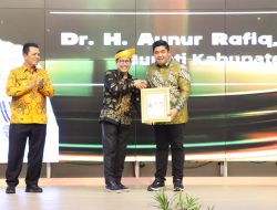 Bupati Bintan Terima Penghargaan Lencana Bakti Desa Pertama dari Menteri Desa PDTT RI