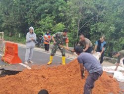 Ketua DPRD Bintan Bersama Perangkat Desa dan Warga Gotong Royong Jalan Amblas