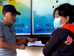 Peduli Kesehatan, Ketua PBB Tanjungpinang Prengki Simanjuntak Dampingi warga Urus KIS