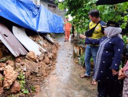 Tinggalkan jadwal sebelumnya,  Wali kota Rahma Seharian Tinjau Belasan Titik Kejadian Bencana