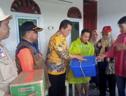 Ansar Serahkan Bantuan Kepada Korban Tanah Longsor di Kampung Tiban Lama Batam