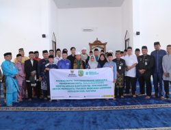 Melalui Zakat ASN, Walikota Tanjungpinang Serahkan Rp200 Juta Untuk Korban Longsor di Serasan