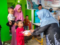 Berbagi Berkah Ramadhan, Rahma Serahkan 500 Takjil Buka Puasa Pada Warga Kampung Melayu 