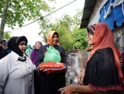 Ketua TP-PKK Riau Bagi-bagi Sembako ke Warga Tidak Mampu