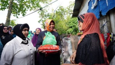 Ketua TP-PKK Riau Bagi-bagi Sembako ke Warga Tidak Mampu