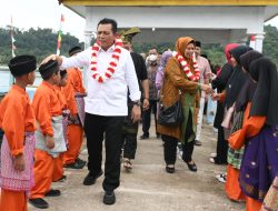 Gubernur Ansar Serahkan Bantuan RT, RW, Posyandu, BPD, dan Penyuluh Agama di Kecamatan Senayang