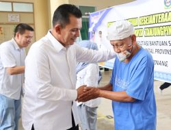 Gubernur Ansar Serahkan Bantuan Sembako di Sekolah Toan Hwa Tanjungpinang