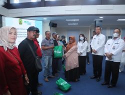 Sempena Hari Buruh, Wali Kota Serahkan Bantuan Sembako Kepada Pelaku IKM
