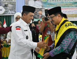 Gubernur Ansar Lepas Jamaah Calon  Haji Kloter 1 di Embarkasi Batam