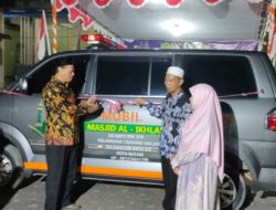 Yusuf Serahkan Hibah Ambulance untuk Masjid Al Ikhlas Tanjung Uncang