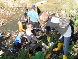 Sekda Jefridin Turun Langsung Bersihkan Parit Penyebab Banjir Batam