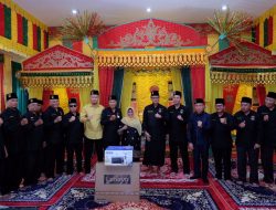 Wali Kota Rahma Menyerahkan Bantuan Hibah Komputer ke Lembaga Adat Melayu