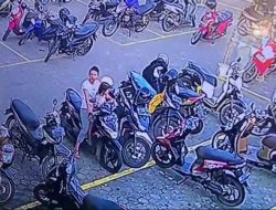 Wanita Bawa Anak Terekam CCTV Curi Handphone di Dashboard Motor