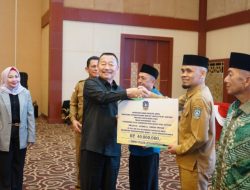 Ketua Komisi I Bobby Jayanto Ikut Menyerahkan Bantuan Insentif Guru dan Rumah Ibadah Untuk Kota Tanjungpinang