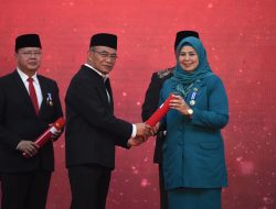 Gubernur Ansar dan Dewi Ansar Terima Penghargaan Manggala Karya Kencana Tahun 2023