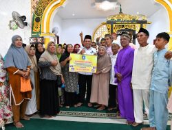 Hadir Lagi ke Pulau Kasu Batam, Kali ini Ansar Serahkan Bantuan Uang Tunai 1,4 Miliar