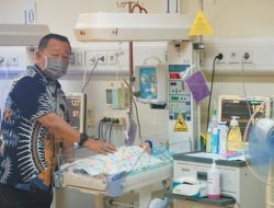 Ketua Komisi I Bobby Jayanto Jenguk Anak Bayi Yang Ditemukan di Kebun Warga