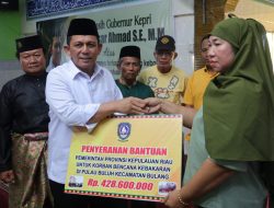Gubernur Ansar Serahkan Langsung Bantuan Untuk Korban Kebakaran Pulau Buluh