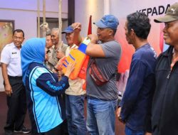 Nelayan Tanjungpinang Terima Bantuan Life Jacket