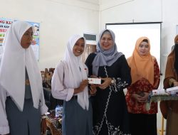 Dewi Ansar Serahkan Akta Notaris Koperasi Sekolah Ke SMK N 1 Gunung Kijang