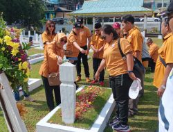 Pengurus dan Bacaleg Partai Hanura Tanjungpinang Tabur Bunga di TMP, Reni Ajak Jajarannya Doakan para Pahlawan dan Pejuang Bangsa