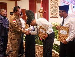 Gubernur Ansar Serahkan SK Untuk 703 Orang PPPK Tenaga Guru