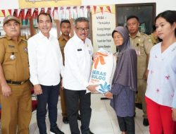 Jefridin Serahkan 752 Kg Beras CPPD Untuk Korban Kebakaran Di Pulau Buluh