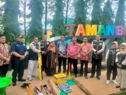 Apresiasi Terhadap Aktivitas Komunitas Kebersihan Lingkungan, Rahma Bagikan Bantuan Peralatan