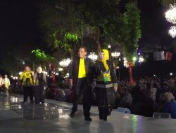 Gubernur Ansar & Istri Tampil Diatas Catwalk Dihadapan Presiden RI dan Undangan