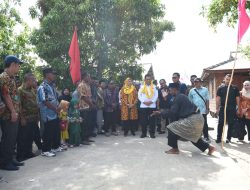Rombongan Gubernur Ansar ke Desa Busung Panjang, Lingga Disambut Antusias Masyarakat