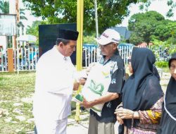 Gubernur Ansar Menyerahkan Bantuan Pangan Cadangan Beras Pemerintah Tahap II untuk Warga Sekupang