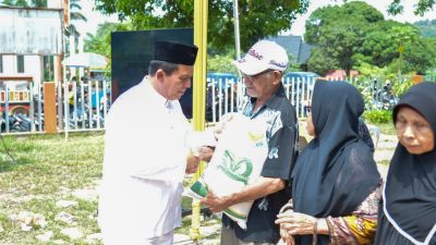Gubernur Ansar Menyerahkan Bantuan Pangan Cadangan Beras Pemerintah Tahap II untuk Warga Sekupang
