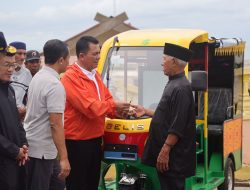 Gubernur Ansar Serahkan Life Jacket, Ring Buoy & Becak Listrik Untuk Masyarakat Penyengat dari Kemenhub RI