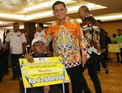 Gubernur Ansar Serahkan Penghargaan dan Bantuan Dana Pelatihan kepada Atlet dan Pelatih Berprestasi