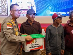 Kapolda Kepri Serahkan 500 Paket Sembako dalam Bakti Sosial Polri Peduli Masyarakat