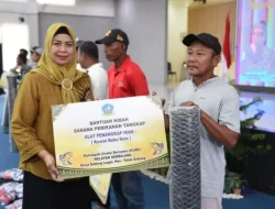 Ketua Komisi IV DPRD Kepri Bagi-bagi Ribuan Bantuan untuk Nelayan Bintan