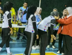 Ketua Komisi IV DPRD Kepri Serahkan Hadiah Juara Gubernur Cup Zona Bintan