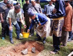 Tunaikan Janji, Bobby Jayanto Letakkan Batu Pertama Pembangunan Gerbang Kampung