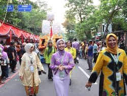 Melintas di Kota Solo, Kendaraan Hias Dekranasda Bintan Turut Meriahkan Parade Defile HKG PKK ke-52