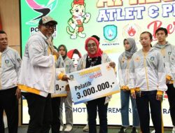 Bersama Gubernur, Waka I DPRD Kepri Serahkan Dana Apresiasi untuk Atlet PON
