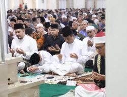 Salat di Mesjid Sultan Mahmud Riayat Syah, Wali Kota Batam M.Rudi Sumbang 6 Ekor Sapi