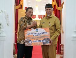 Gubernur Ansar Bawa Bantuan Rp939 Juta untuk Korban Banjir Bandang Sumbar