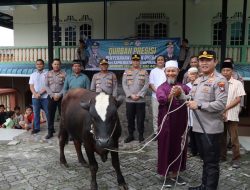 Kapolresta Tanjungpinang Serahkan Sapi Kurban Idul Adha 1445 H Kepada Masjid dan Ponpes