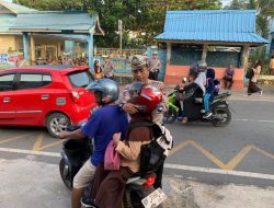 Peduli Keselamatan Pengendara, Sat Lantas Polres Bintan Bagikan Helm Gratis Kepada Pengendara Motor