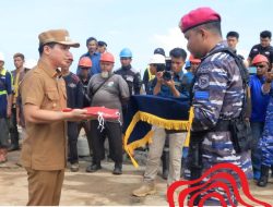 Peringatan HUT RI Ke-79, Aparat dan Masyarakat Bersatu Kibarkan Bendera Merah Putih di Pulau Karang Singa