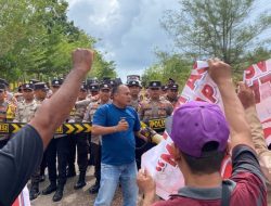 Protes Hasil Pilkada, Polisi Lumpuhkan Pendemo Anarkis di Kantor KPUD Bintan